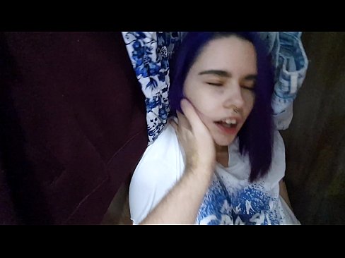 ❤️ 在衣柜里发现我的妹妹并帮助她射精 ❤️ Anal video