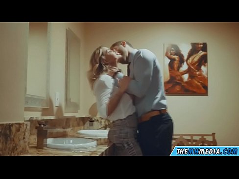 ❤️ 当一个胸大无脑的金发女郎在公共厕所里勾引你时 ❤️ Anal video